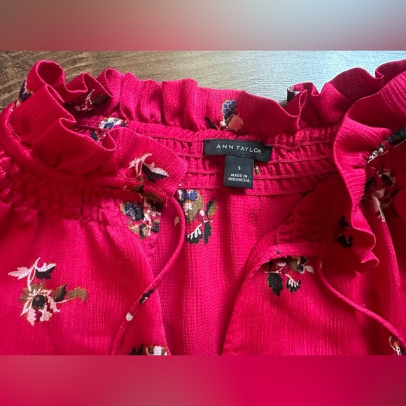 🌺 Ann Taylor Red Floral Smocked Neck Blouse – Size Small - Picture 7 of 11